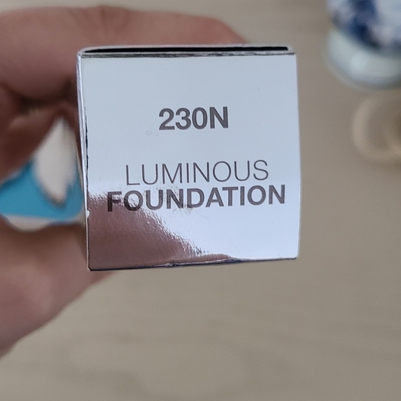 Anastasia Luminous Foundation 230N - Picture 3 of 5